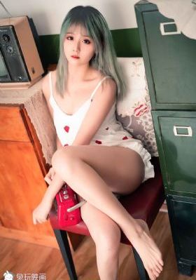 隔着衣服轻揉她的胸