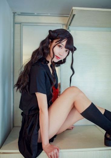 掀起裙子从后面挺进她的身体视频